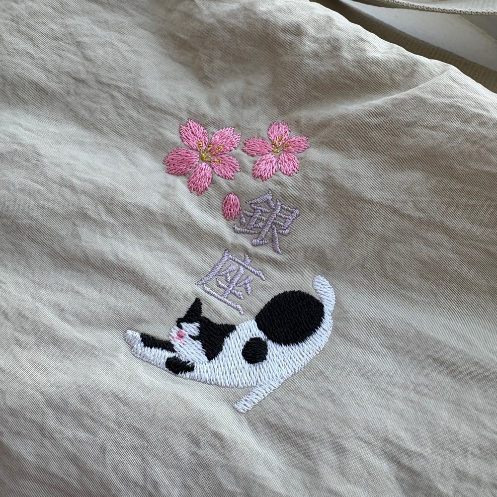 UNIQLO Beige Crossbody Bag with Cat and Floral Embroidery from Japan - Picture 2 of 3